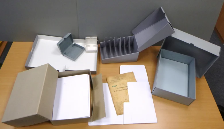 Das Bild Verpackungsmaterial, darunter mehrere verschiedene geöffnete Kartons und Mappen.