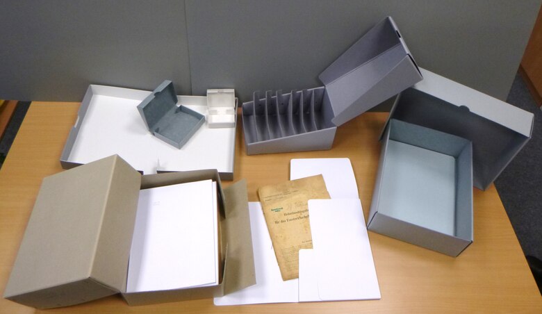 Das Bild Verpackungsmaterial, darunter mehrere verschiedene geöffnete Kartons und Mappen.