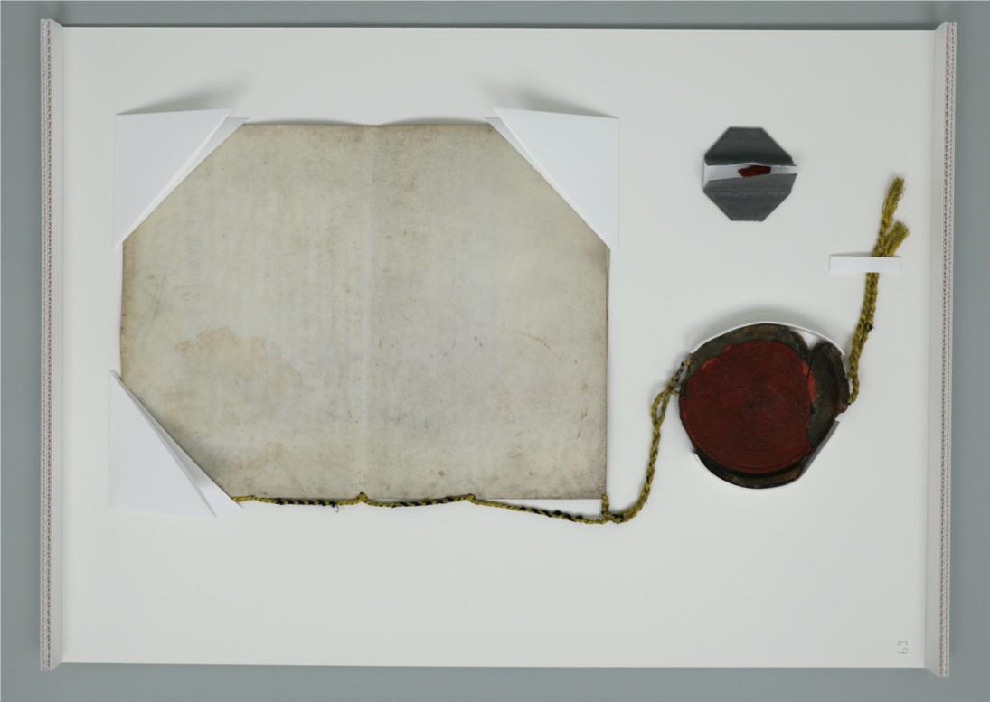 Urkunde in einer Steckmappe aus Papier.