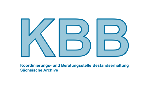 Die Grafik zeigt die Großbuchstaben K, B, B und darunter den Schriftzug Koordinierungs- und Beratungsstelle Bestandserhaltung Sächsische Archive