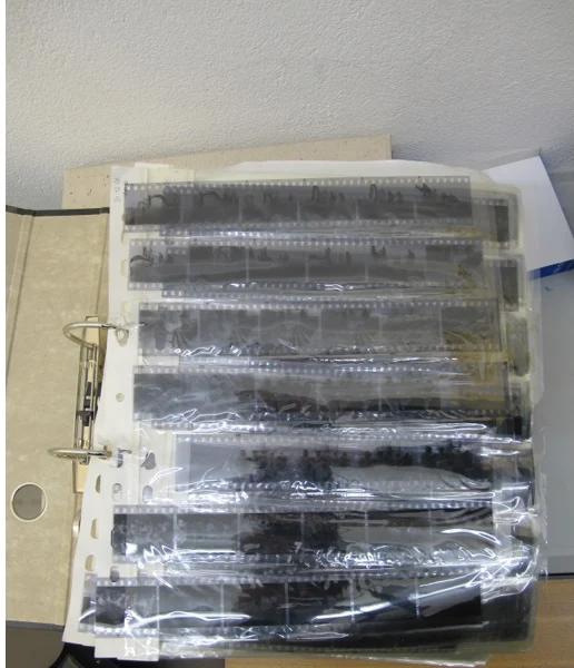 Das Foto zeigt Fotofilmnegativstreifen in einer Plastikhülle in einem Aktenordner.