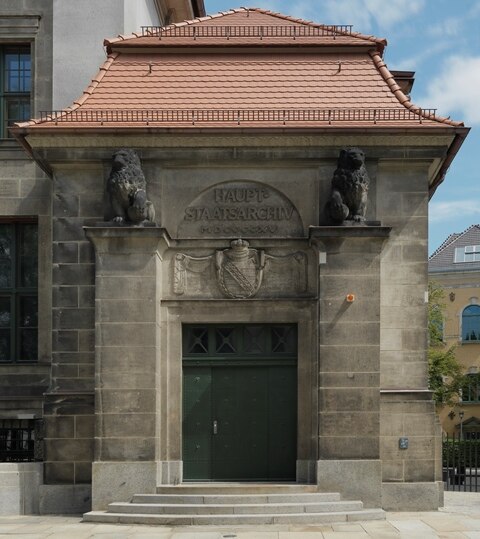 Ehemaliges Portal des Hauptstaatsarchivs Dresden mit zwei Löwen links und rechts des sächsischen Wappens