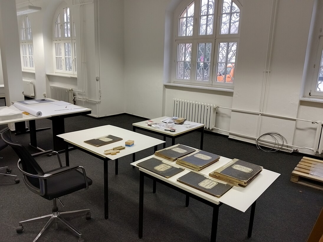 Arbeitsplatz mit darauf liegenden Personenstandsbüchern