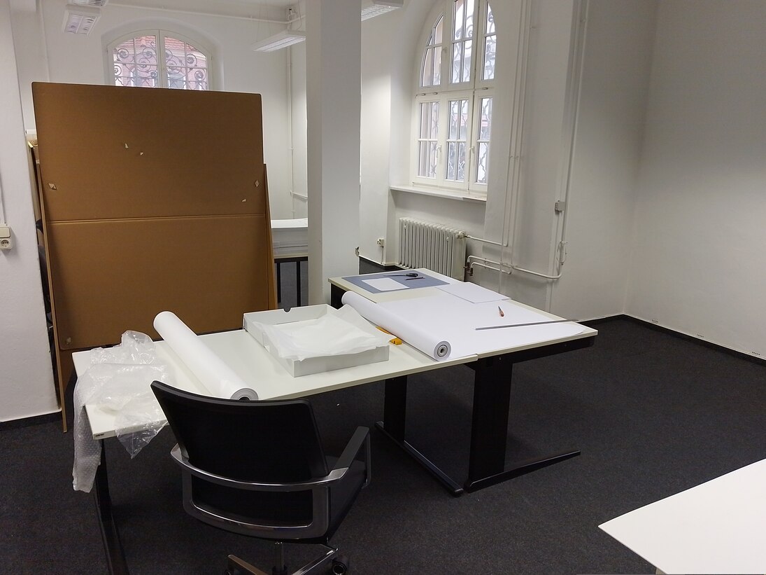 Arbeitstisch mit darauf liegenden Verpackungsmaterialien