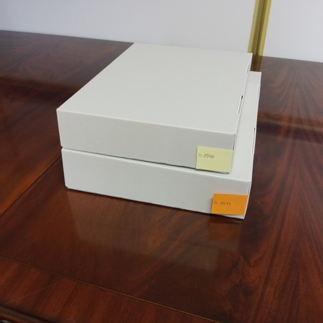 Zwei übereinander liegende Schachteln.