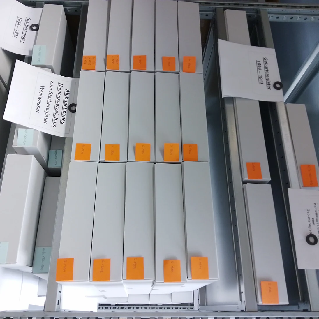 Regale mit verpacktem Archivgut.