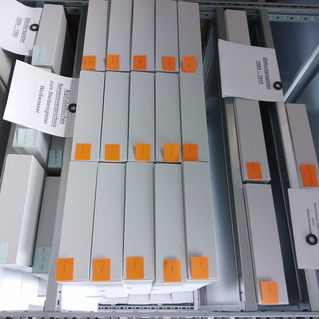 Regale mit verpacktem Archivgut.